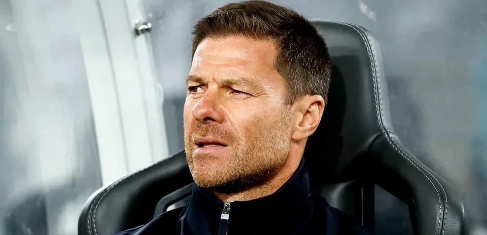 Entraîneur observant le match depuis le banc