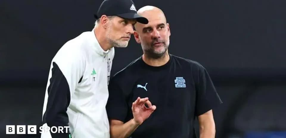 Deux entraîneurs discutant avant un match