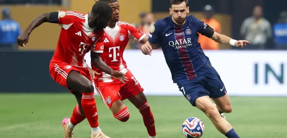 Joueur du PSG dribblant entre deux joueurs du Bayern