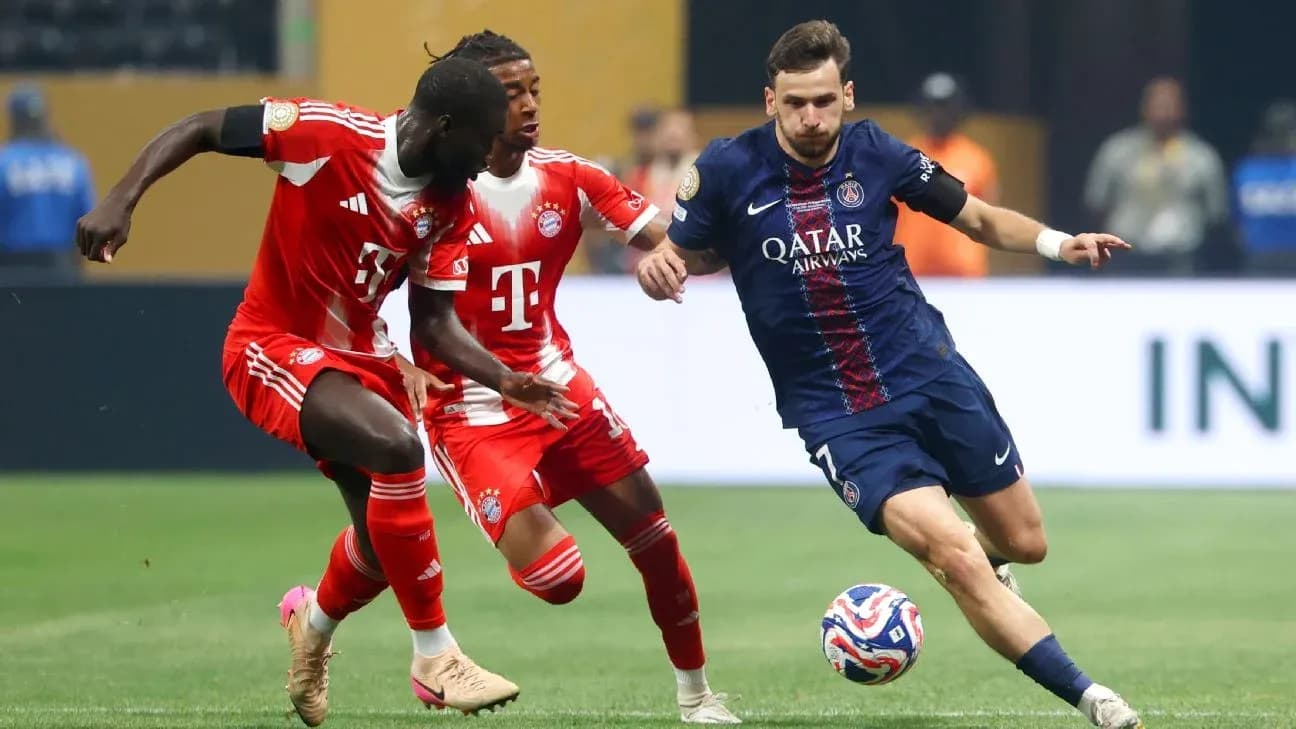 Joueur du PSG dribblant entre deux joueurs du Bayern