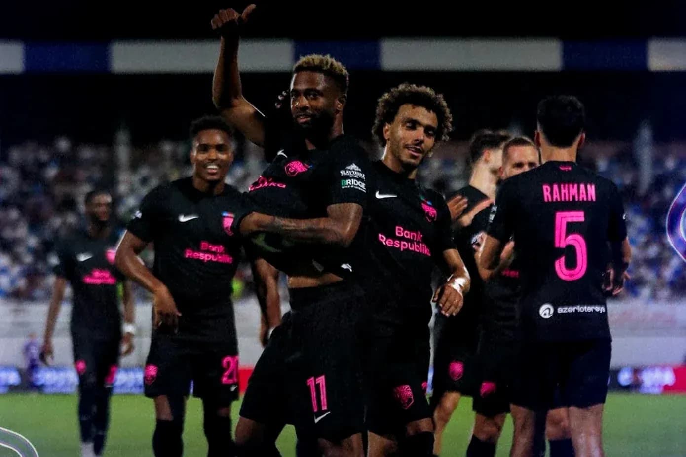 Joueurs de Sabah FA célébrant un but