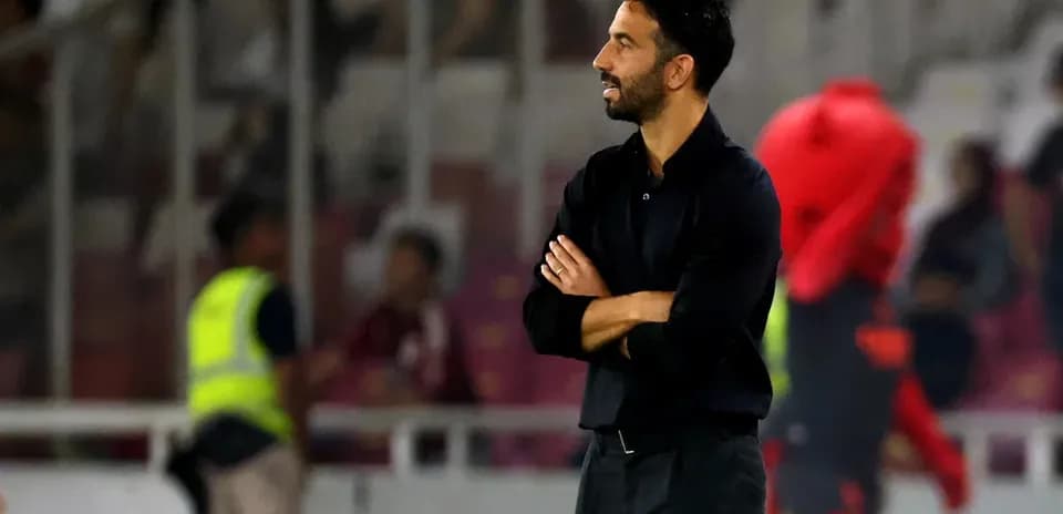 Entraîneur observant le match depuis la ligne de touche