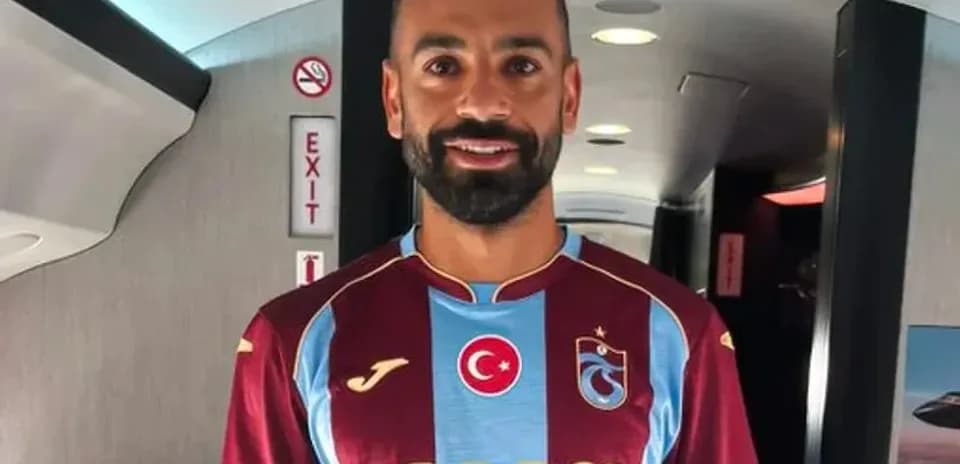 Joueur portant le maillot de Trabzonspor dans l'avion