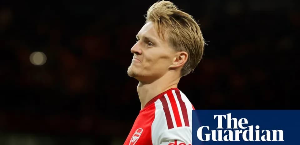 Joueur d'Arsenal avec un regard pensif sur le terrain