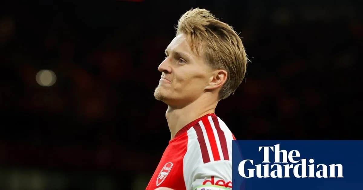 Joueur d'Arsenal avec un regard pensif sur le terrain