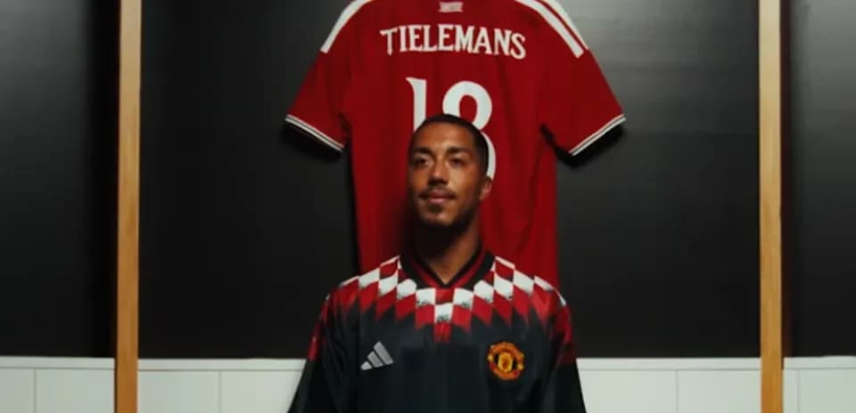 Joueur portant un maillot devant un maillot rouge