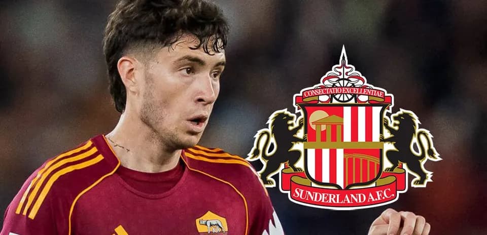 Joueur de l'AS Roma avec le logo de Sunderland A.F.C.