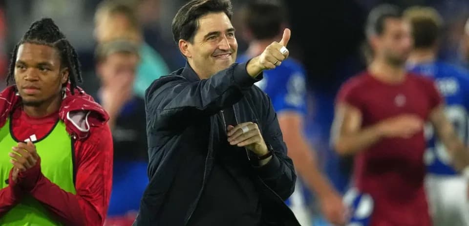 Entraîneur faisant un geste de victoire après le match