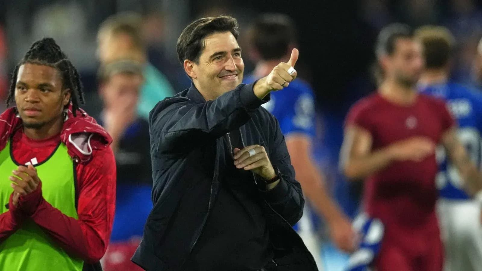 Entraîneur faisant un geste de victoire après le match
