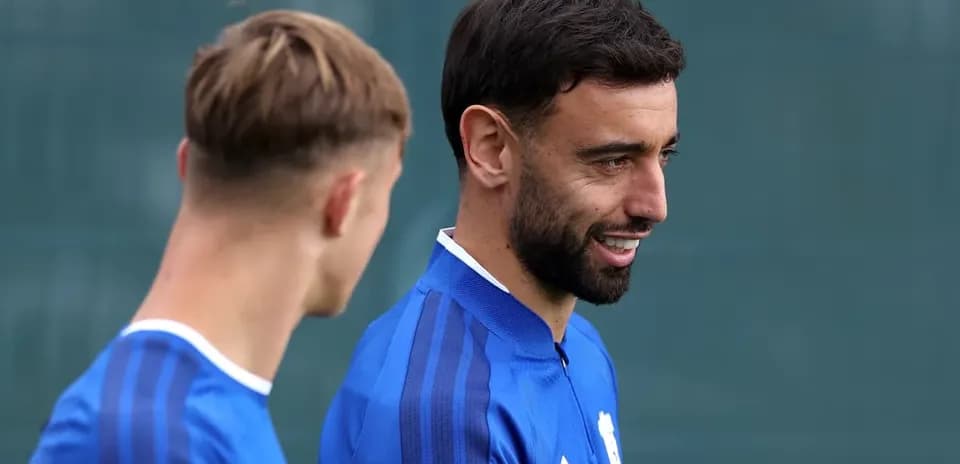 Deux joueurs discutant lors d'une séance d'entraînement