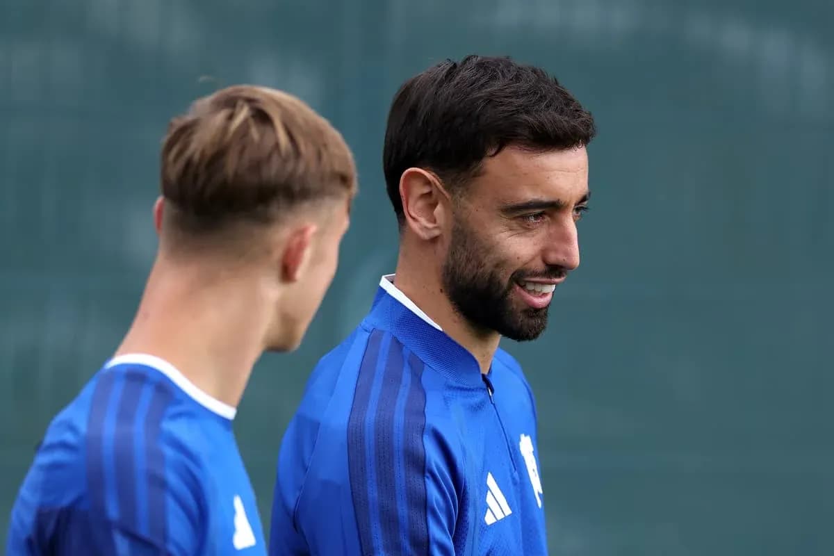 Deux joueurs discutant lors d'une séance d'entraînement