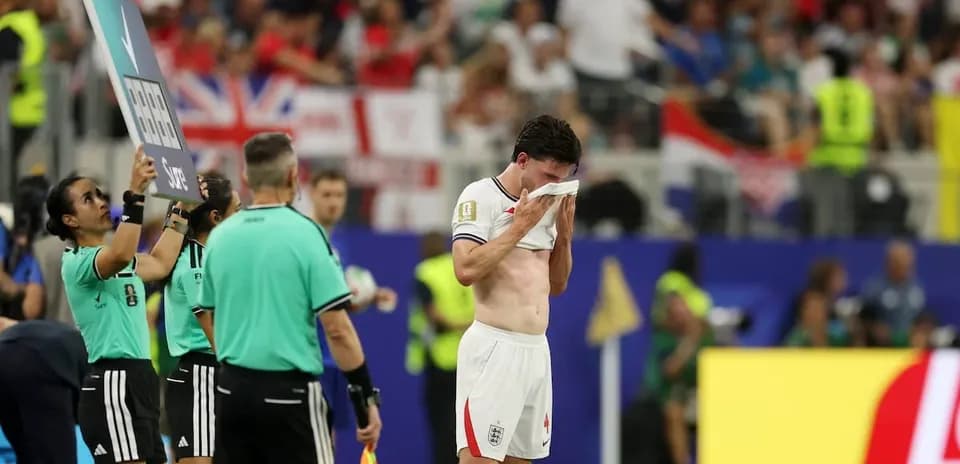 Joueur anglais sortant du terrain après un match