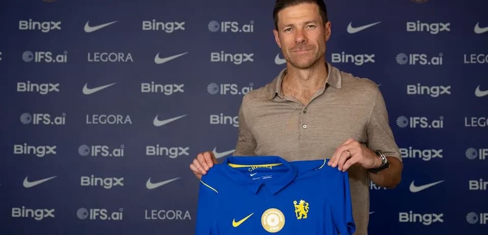 Nouvel entraîneur présentant le maillot de Chelsea FC