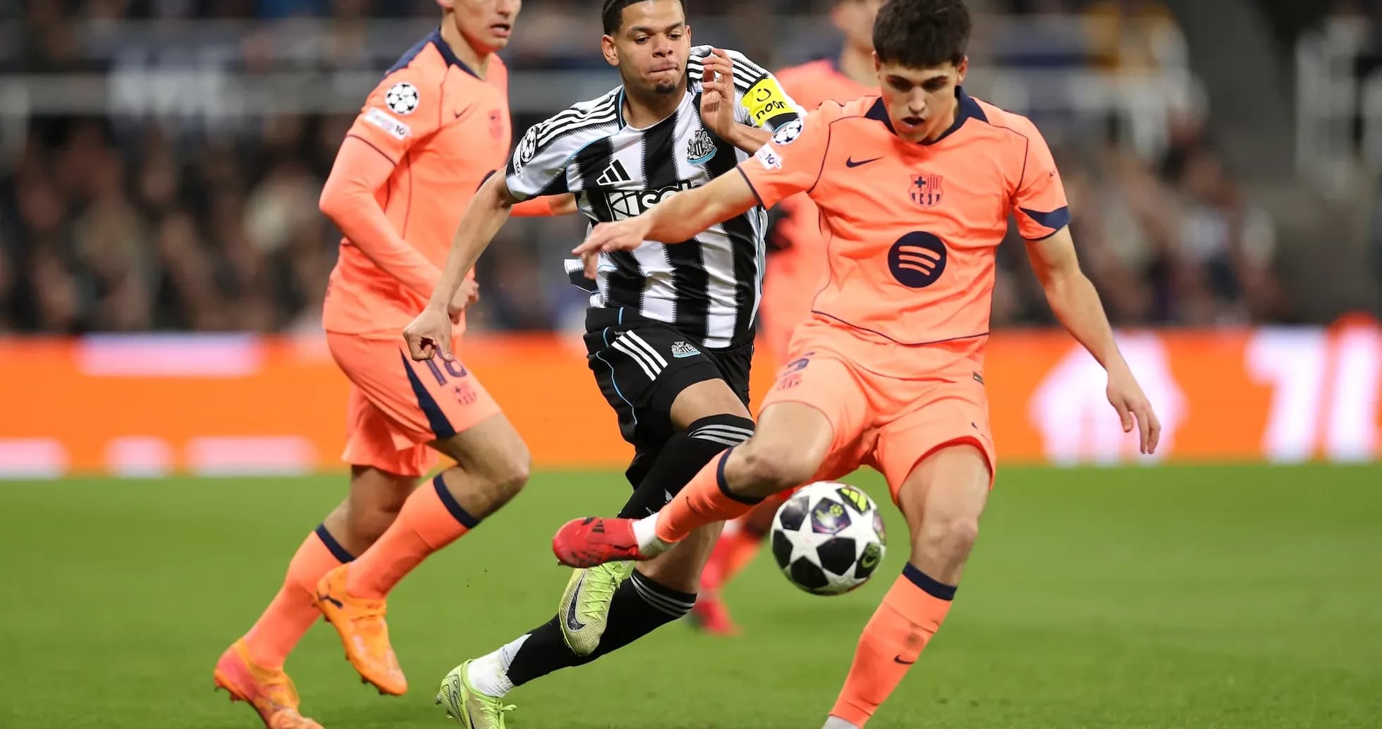 Joueurs en action lors du match Barcelone contre Newcastle