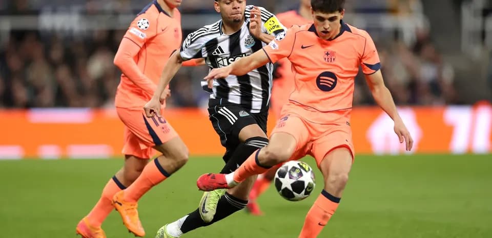 Joueurs en action lors du match Barcelone contre Newcastle