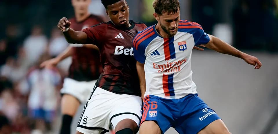 Deux joueurs en duel lors du match