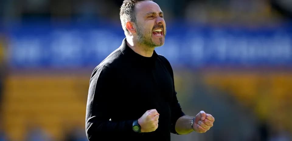 Entraîneur célébrant sur le terrain pendant le match