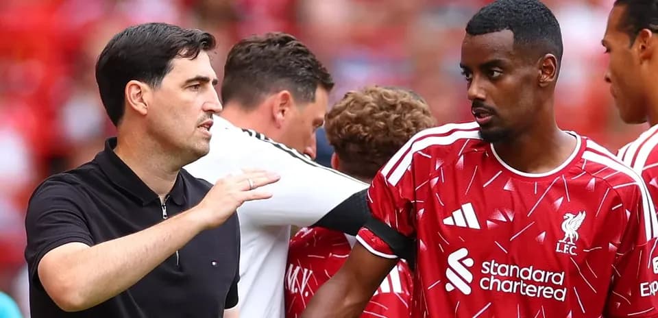 Entraîneur discutant avec un joueur de Liverpool