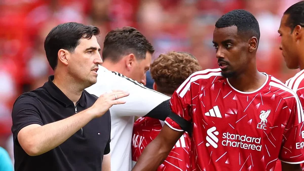 Entraîneur discutant avec un joueur de Liverpool