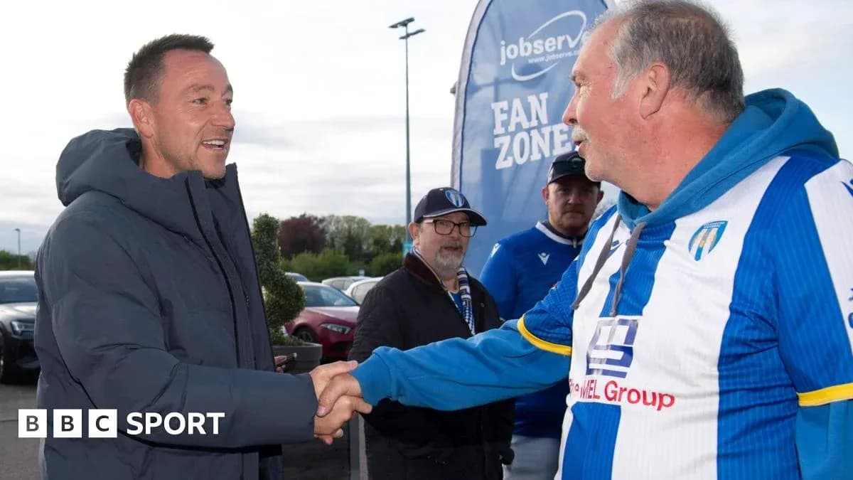 Homme serrant la main d'un autre homme en tenue sportive