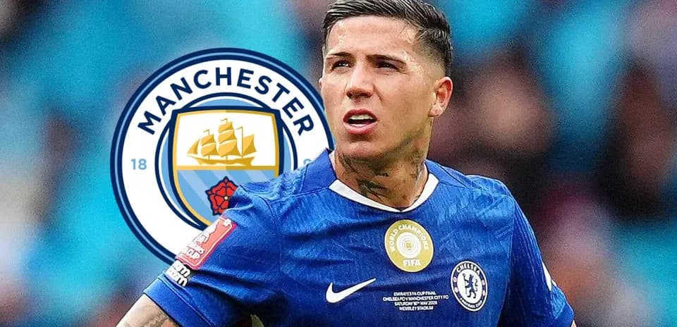 Joueur de Chelsea avec logo de Manchester City en arrière-plan