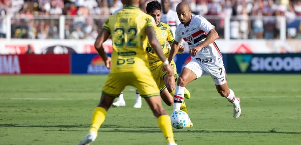Joueurs de Mirassol et Sao Paulo en action
