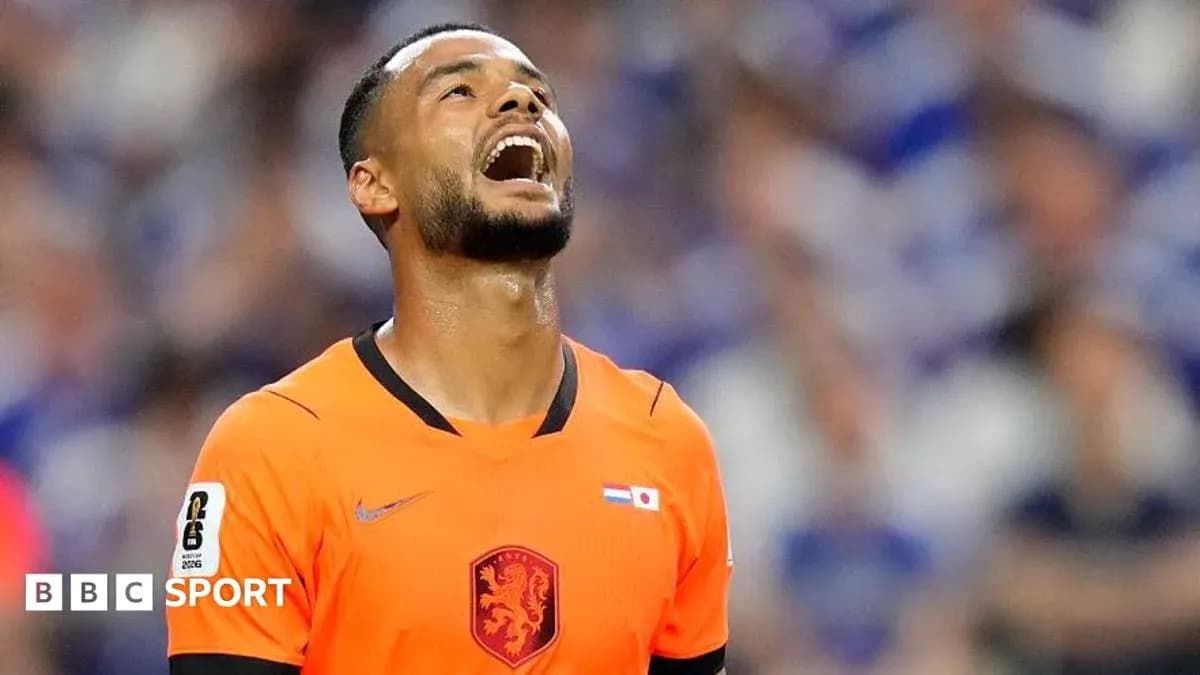 Joueur néerlandais en maillot orange exprimant une réaction