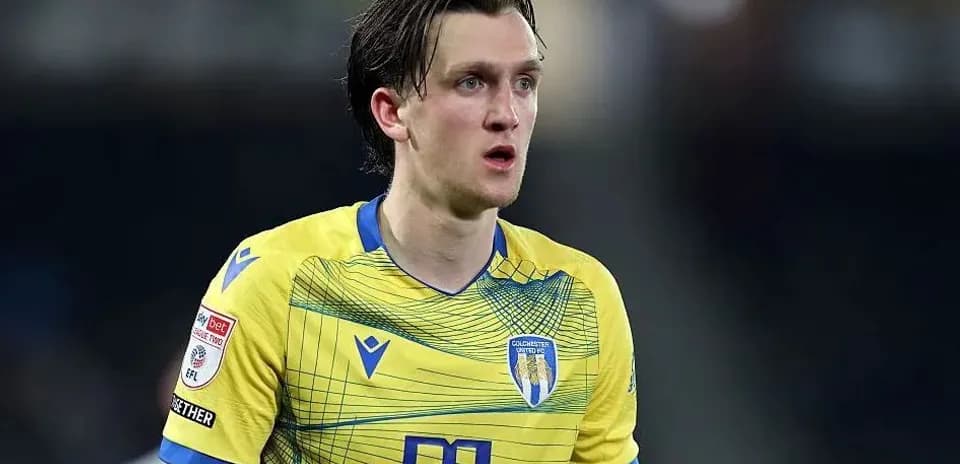 Joueur en maillot jaune de Colchester United sur le terrain