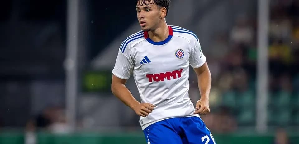 Joueur en action sur le terrain de football