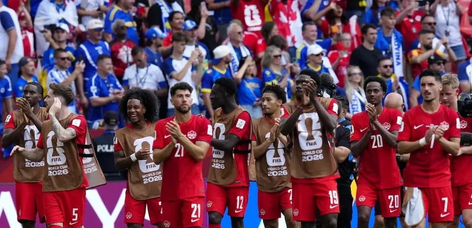 Joueurs canadiens applaudissant les supporters après le match