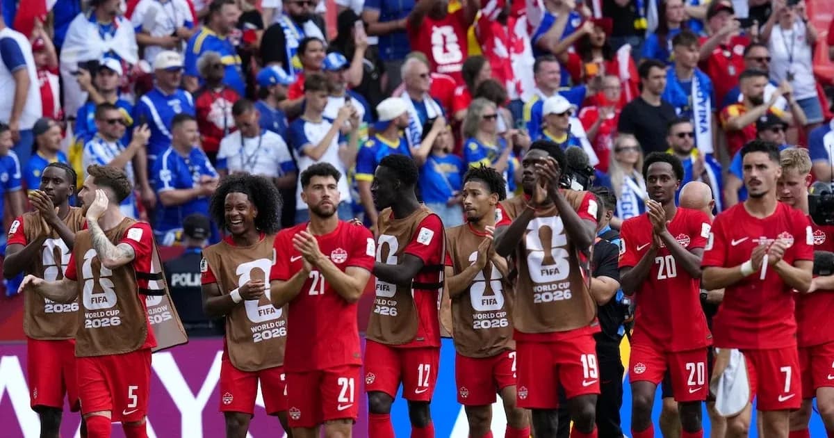 Joueurs canadiens applaudissant les supporters après le match
