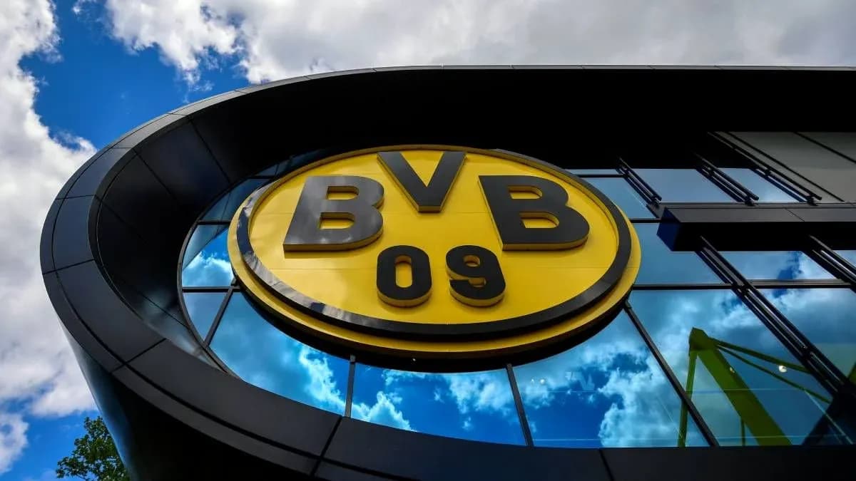 Logo de Borussia Dortmund sur bâtiment moderne