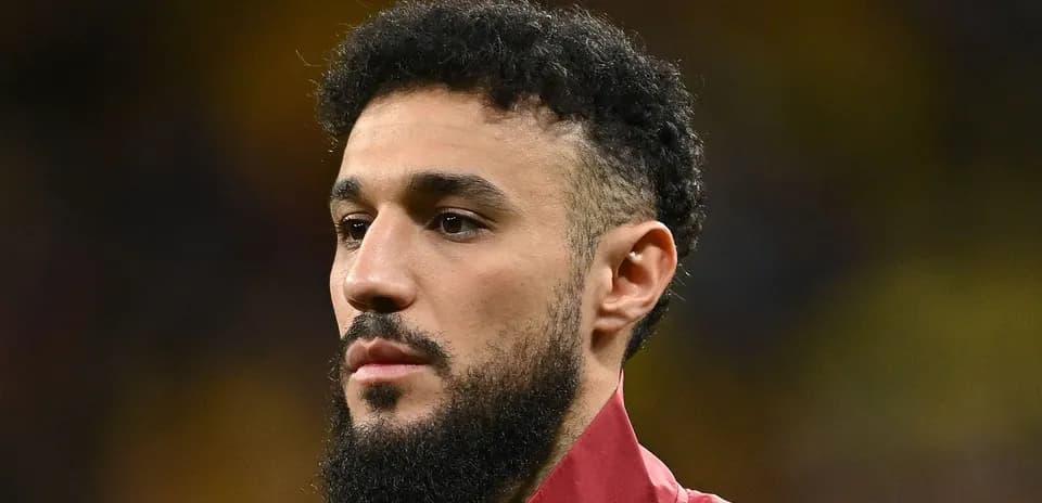 Joueur en tenue de match, regard sérieux