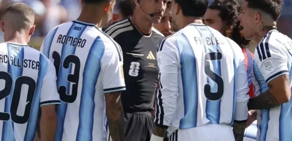 Joueurs argentins discutant avec l'arbitre lors d'un match