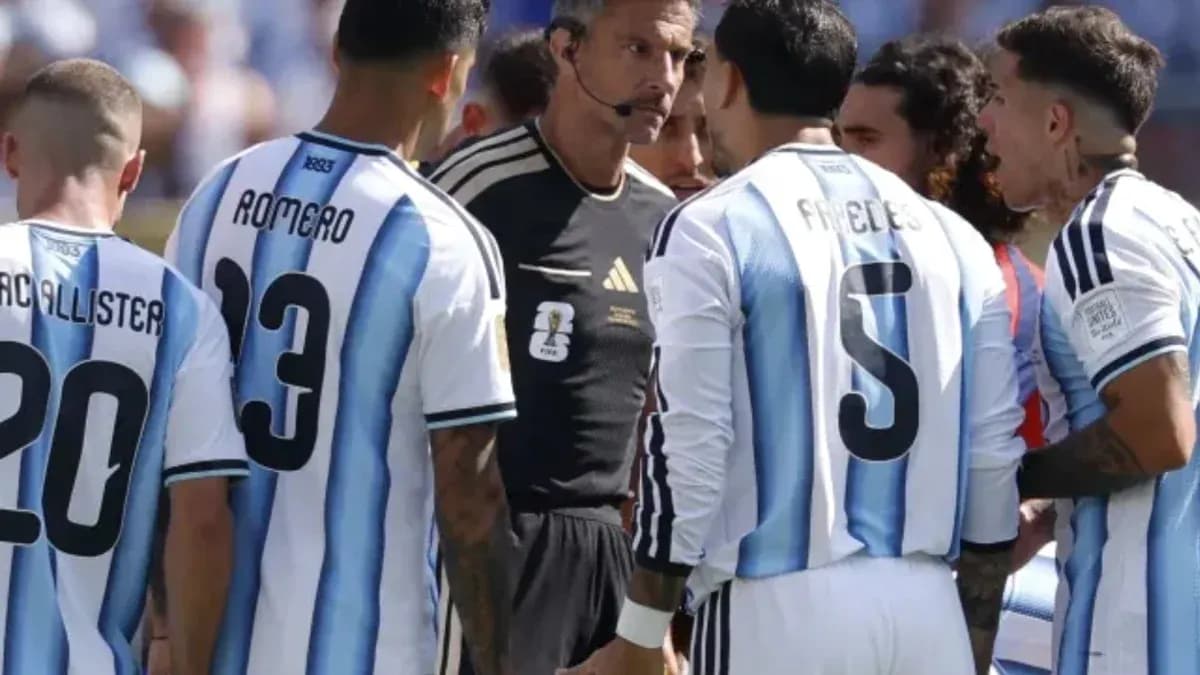 Joueurs argentins discutant avec l'arbitre lors d'un match