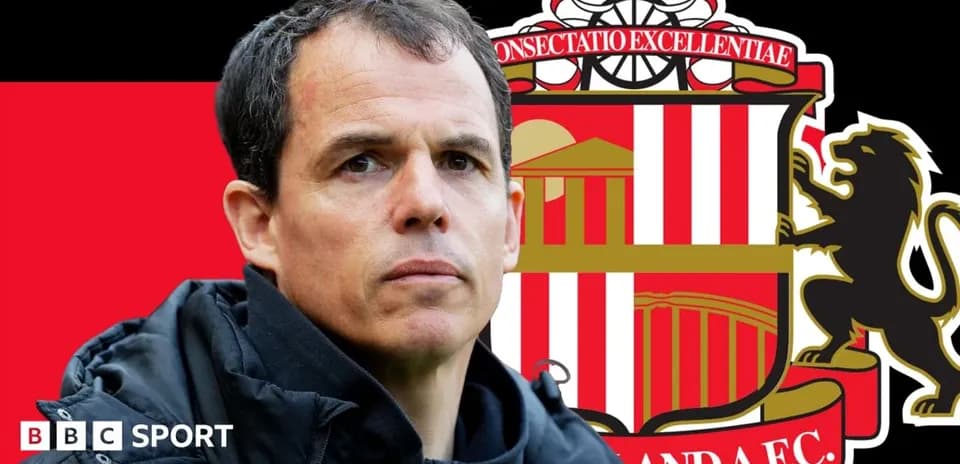 Entraîneur avec logo de Sunderland en arrière-plan