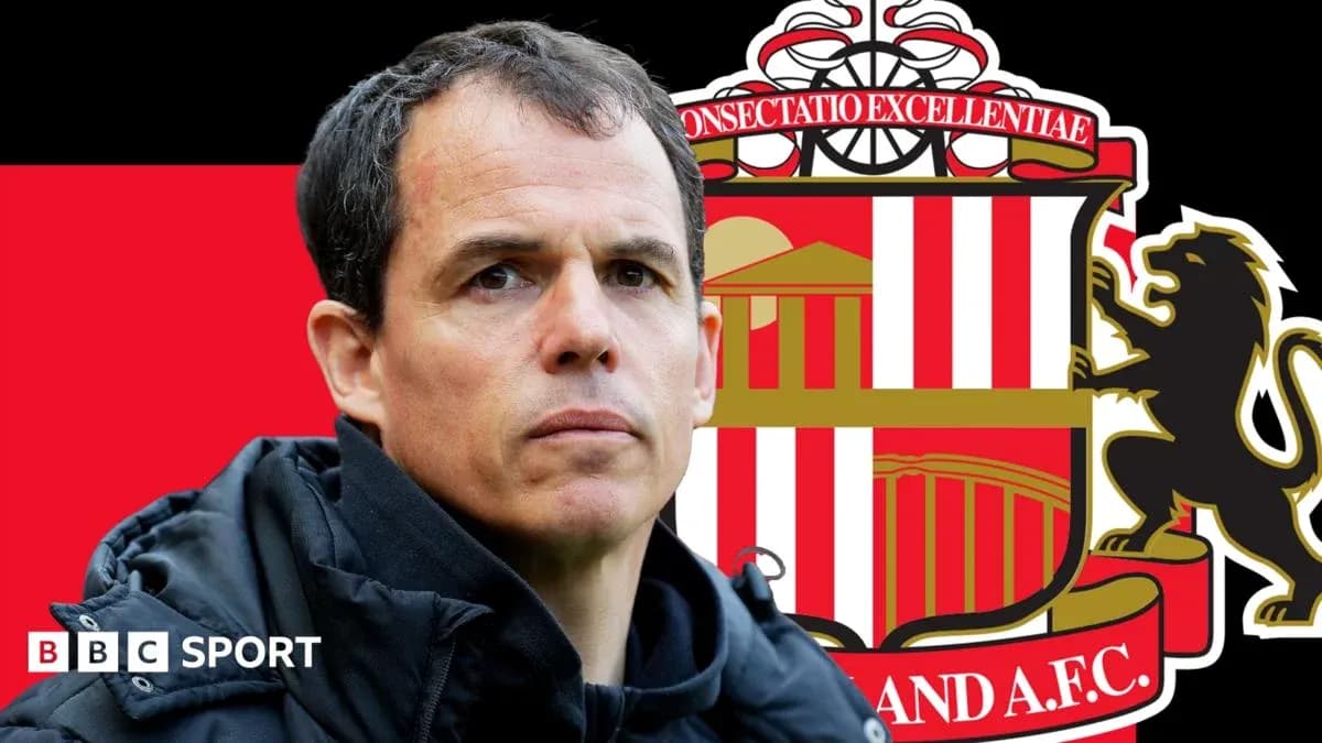 Entraîneur avec logo de Sunderland en arrière-plan
