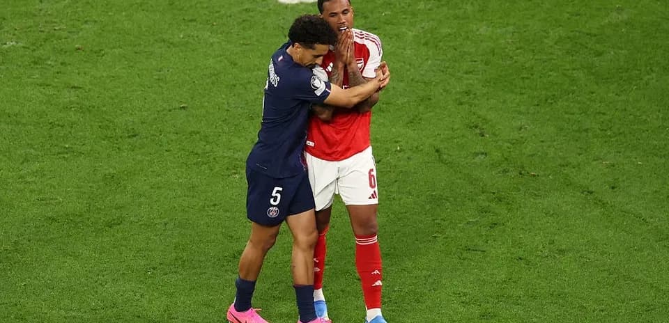 Joueurs de football se réconfortant sur le terrain