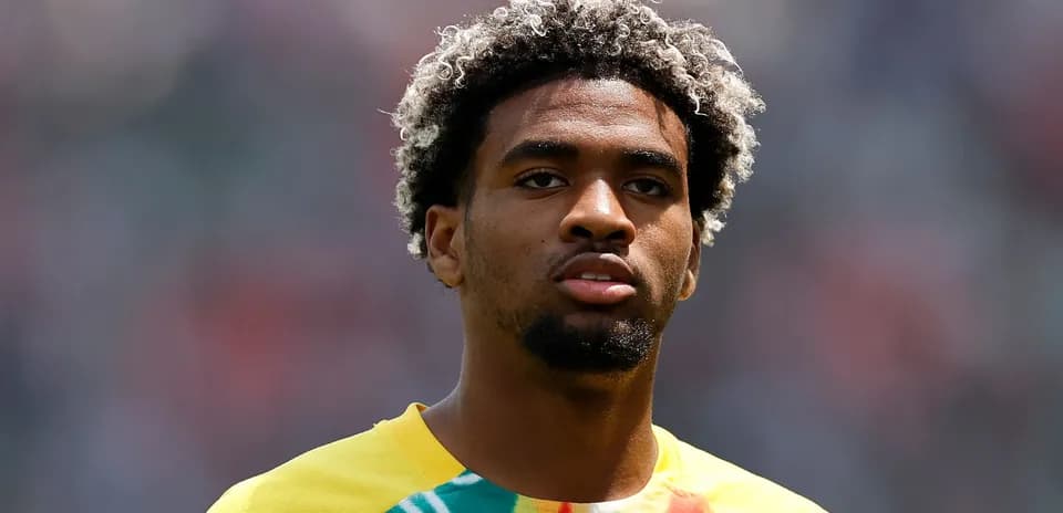 Joueur en maillot jaune sur le terrain avant le match