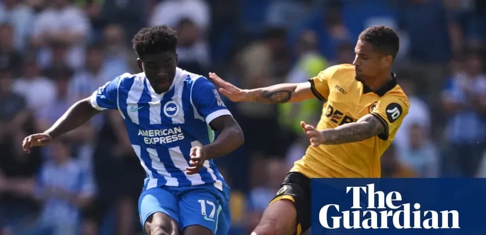 Joueur de Brighton dribblant un adversaire de Wolverhampton