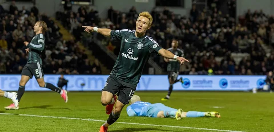 Joueur célébrant un but avec coéquipiers en arrière-plan