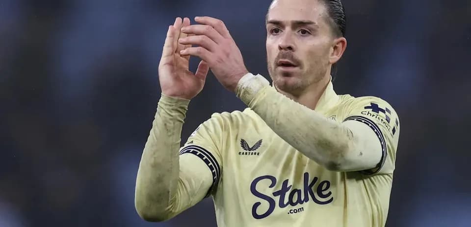 Joueur applaudissant avec maillot jaune sur le terrain