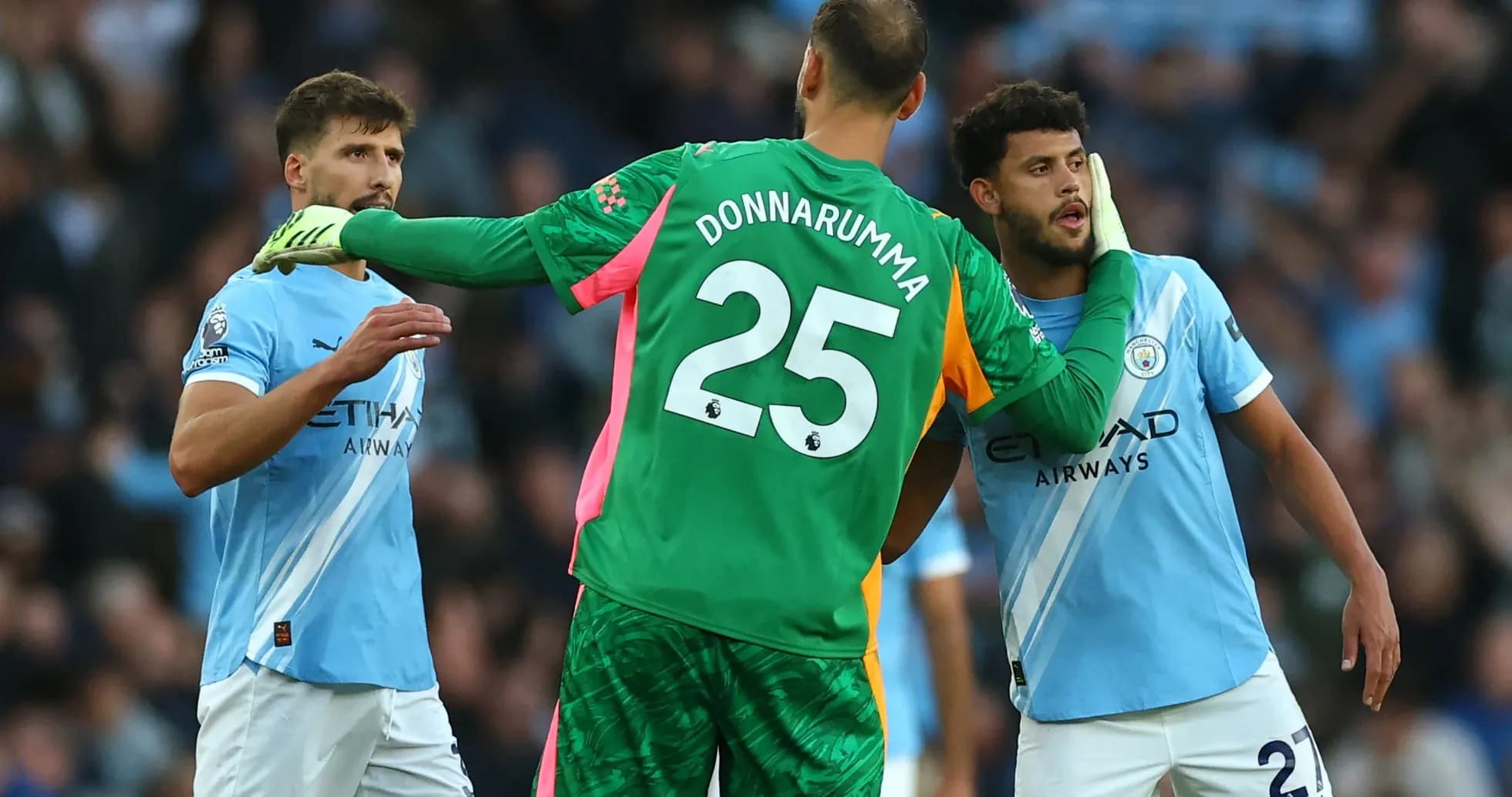 Joueurs de Manchester City en discussion sur le terrain