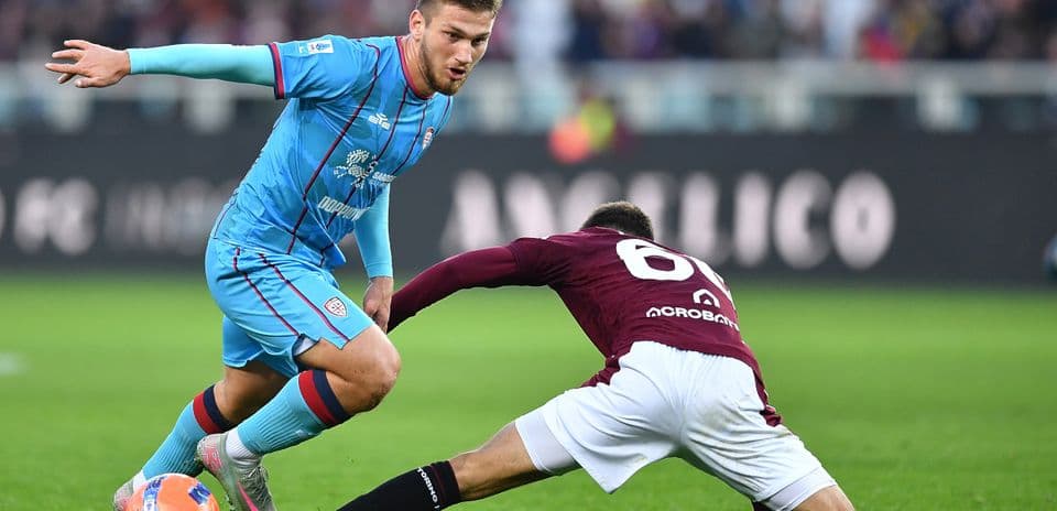 Un joueur de Cagliari dribble un adversaire de Torino