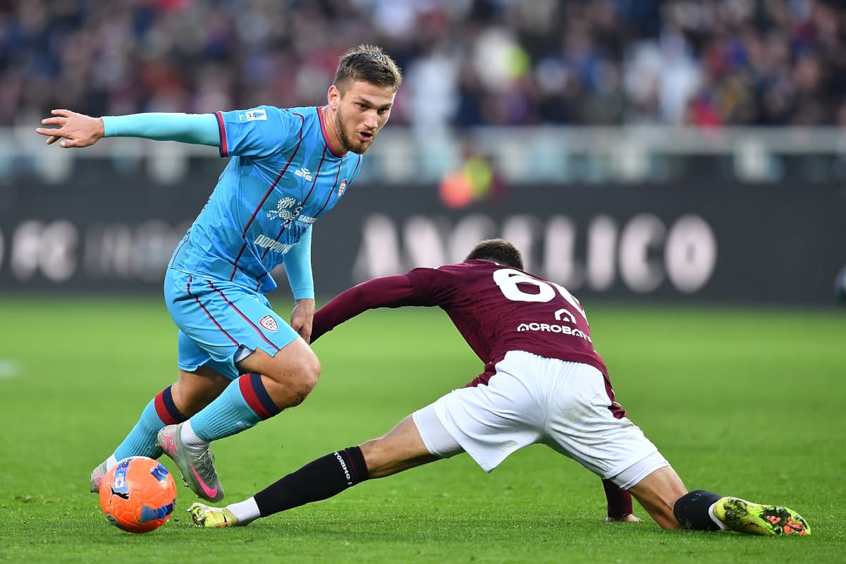 Un joueur de Cagliari dribble un adversaire de Torino