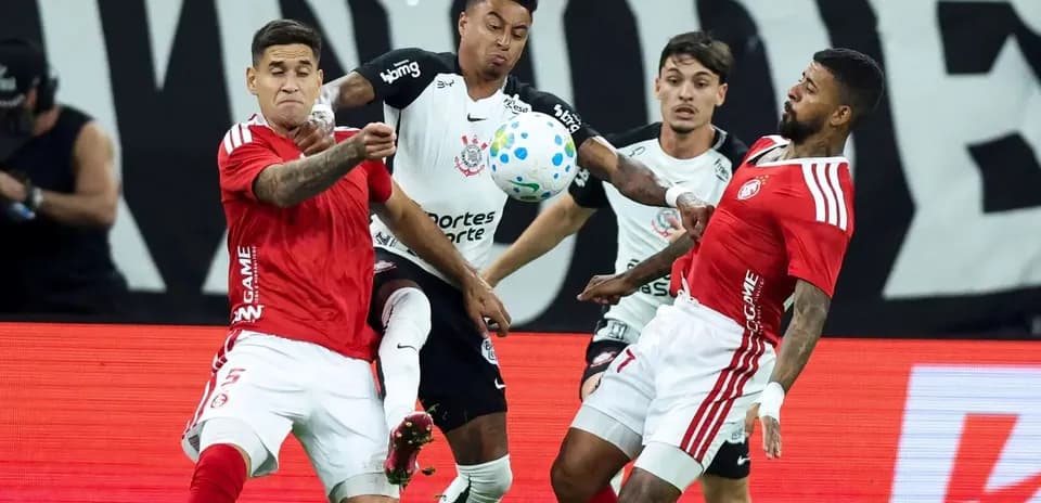Deux joueurs en compétition pour le ballon