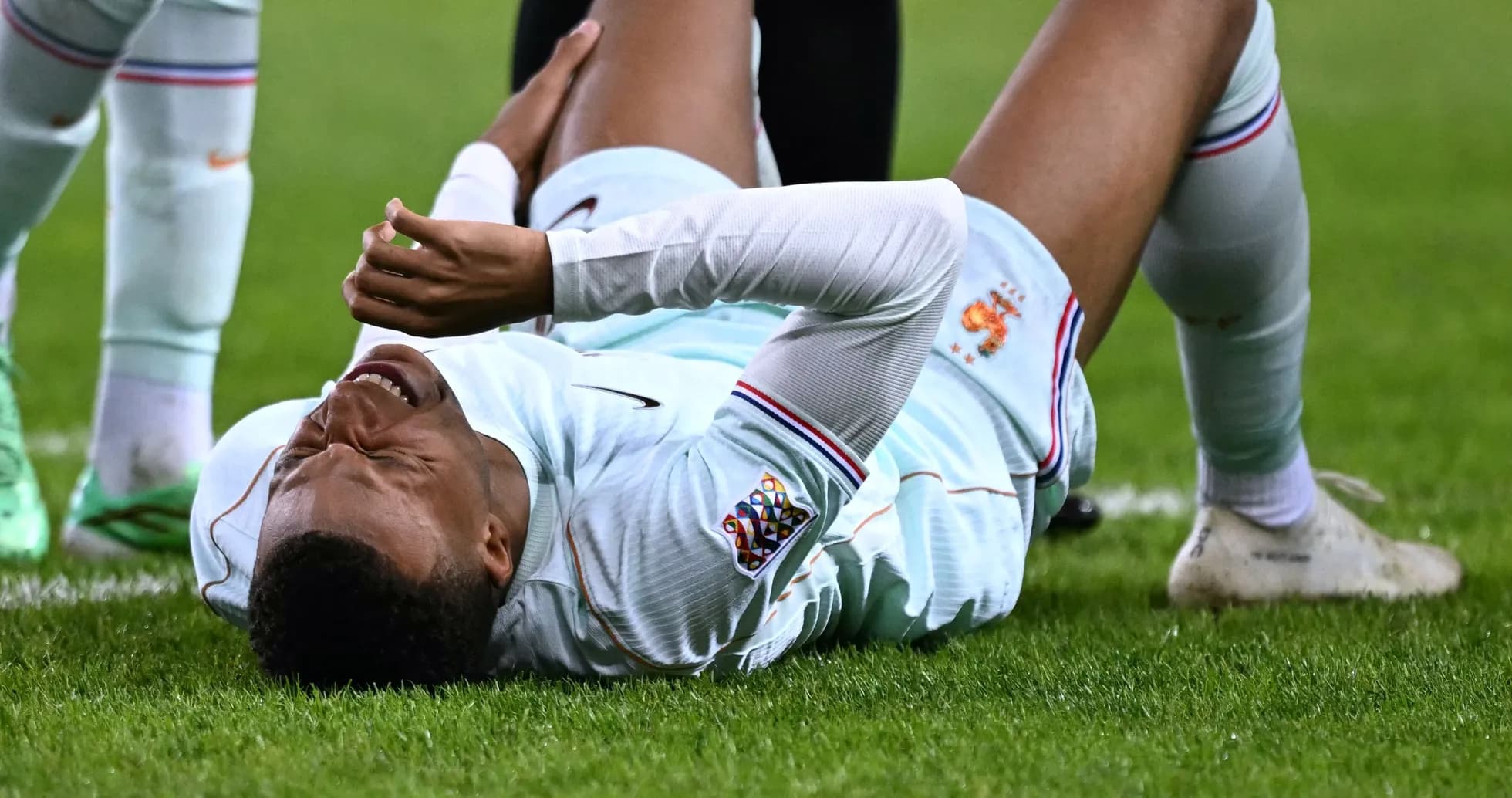 Joueur blessé au sol pendant un match de football