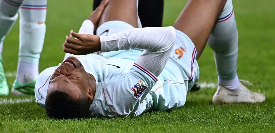 Joueur blessé au sol pendant un match de football