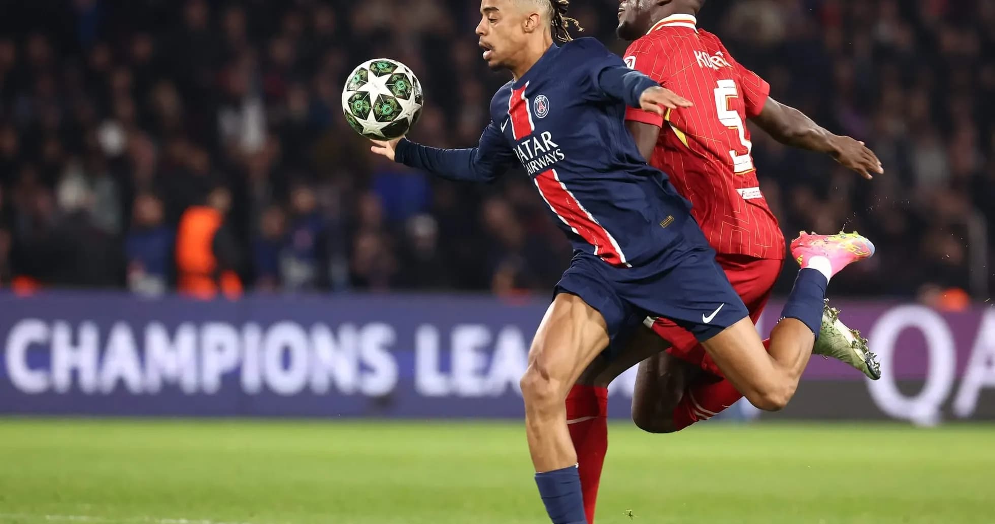 Joueur de Paris Saint Germain dribblant un défenseur de Liverpool