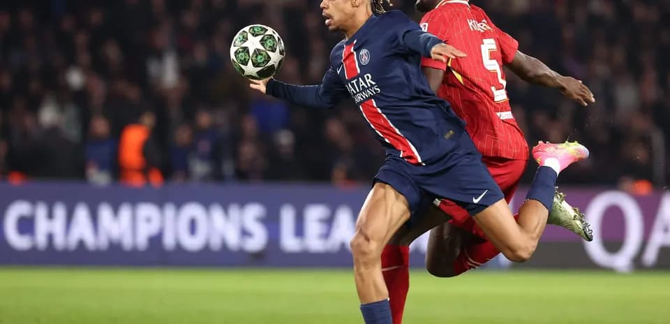 Joueur de Paris Saint Germain dribblant un défenseur de Liverpool